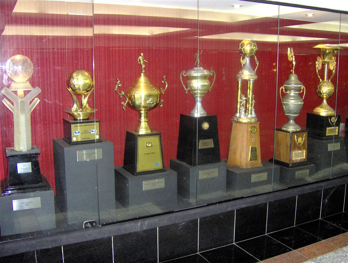 Taças do Flamengo expostas na sala de troféus da Gávea
