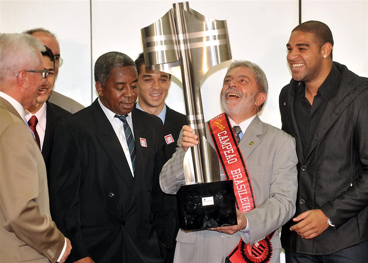 Adriano, Andrade e Lula com a taça do Brasileiro em recepção aos campeões de 2009