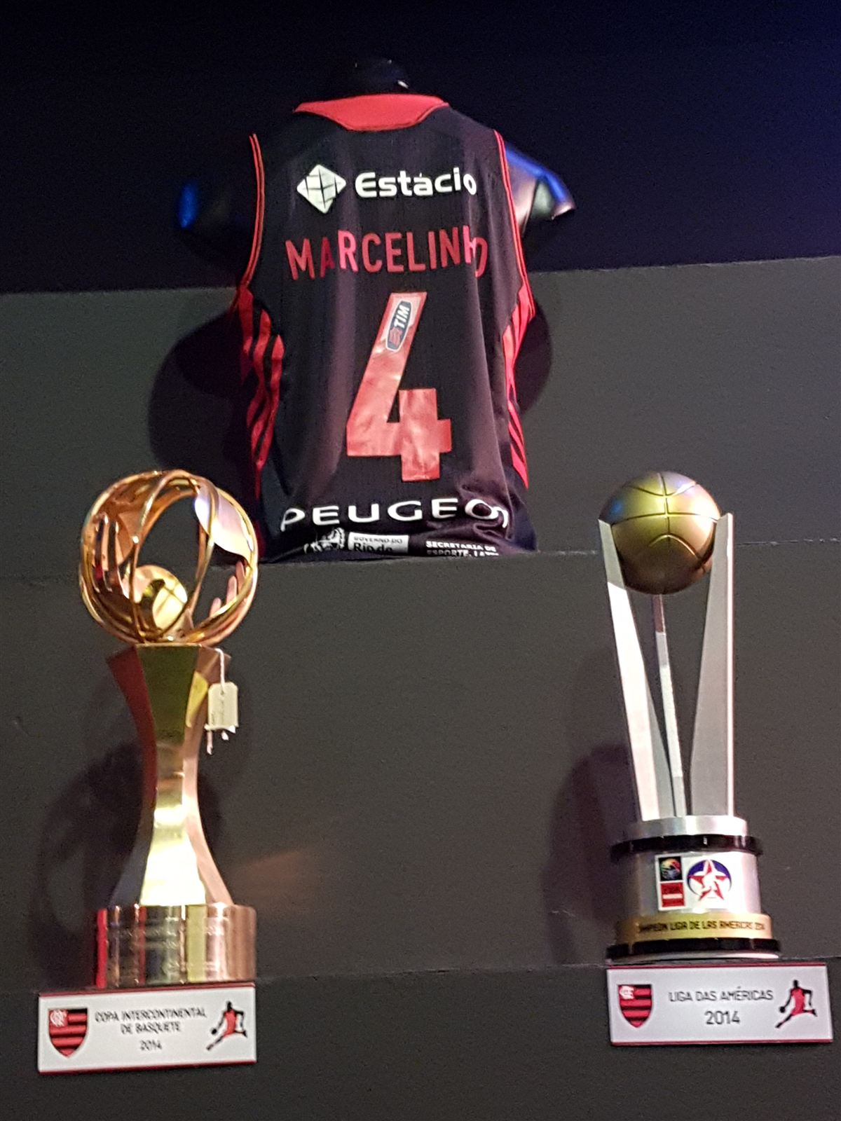 Camisa de Marcelinho e taças do Intercontinental e da Liga das Américas de 2014