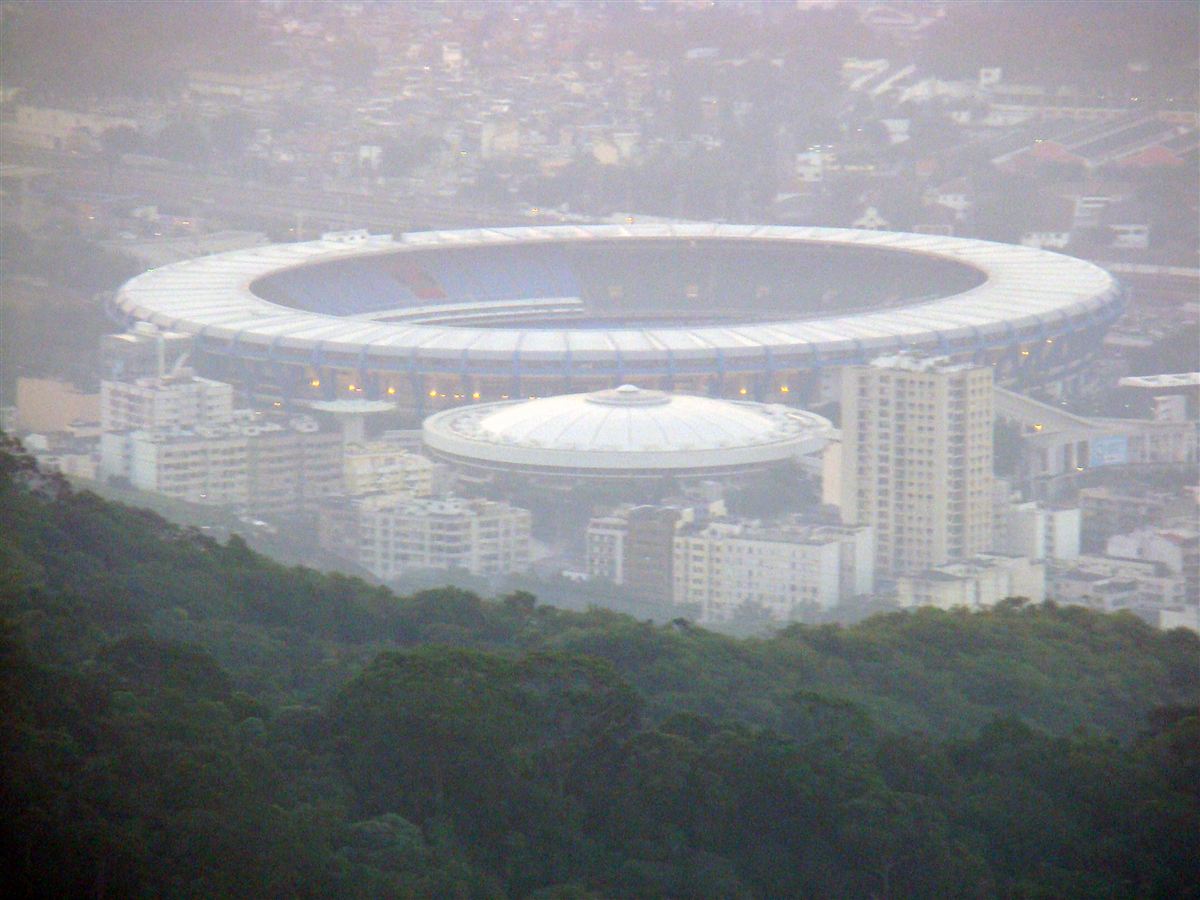 Maracanã visto do alto, com o bairro ao redor