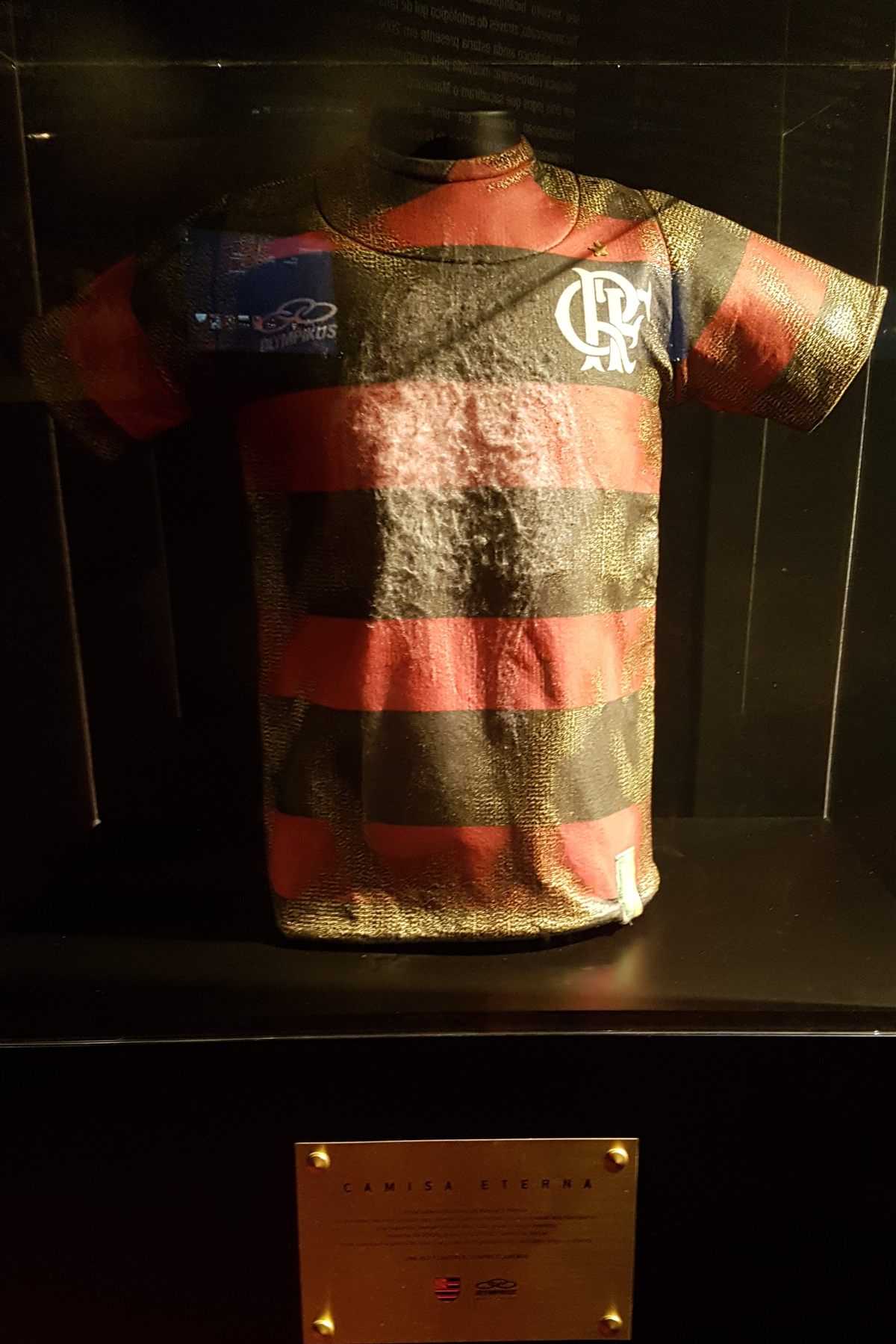 Camisa rubro-negra da Olympikus exposta em uma vitrine na sede do Flamengo na Gávea