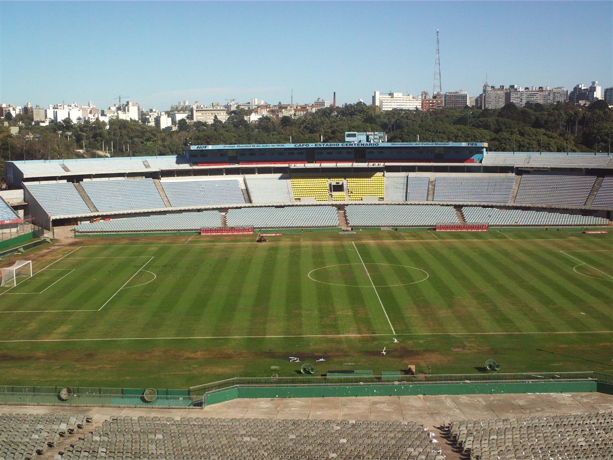 Vista do gramado e das arquibancadas vazias do Estádio Centenário, em Montevidéu