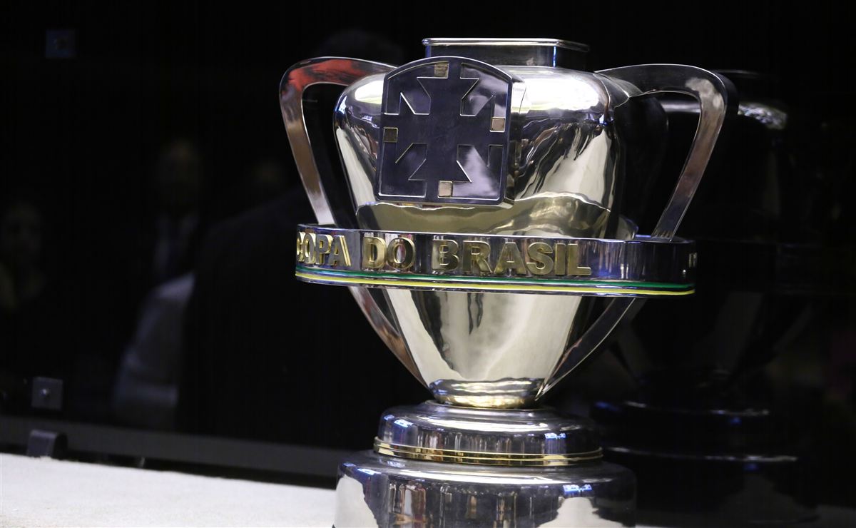 Troféu da Copa do Brasil exposto em homenagem ao Flamengo