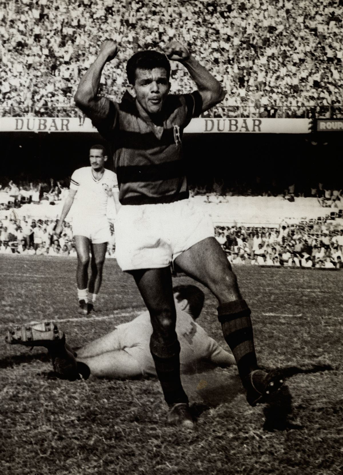 Dida no gramado, com a camisa do Flamengo e os braços erguidos