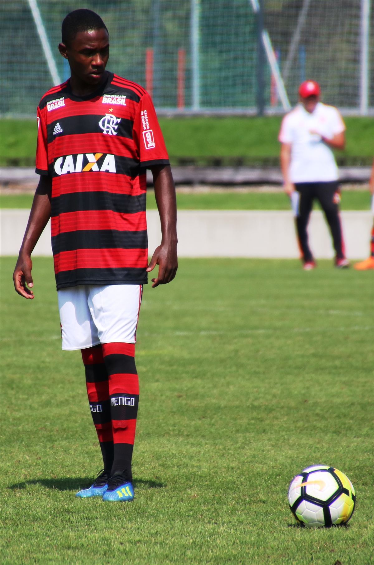 Jogador da base do Flamengo em campo durante torneio juvenil