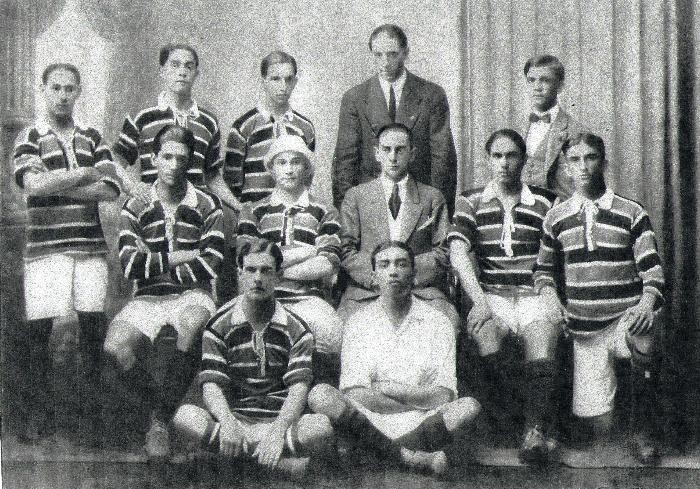 Time do Flamengo em 1914 com faixas claras entre as listras escuras da camisa Cobra Coral