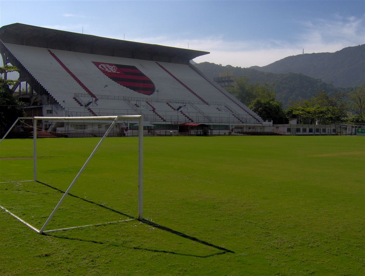 Escudo rubro-negro na arquibancada do campo do Flamengo na Gávea