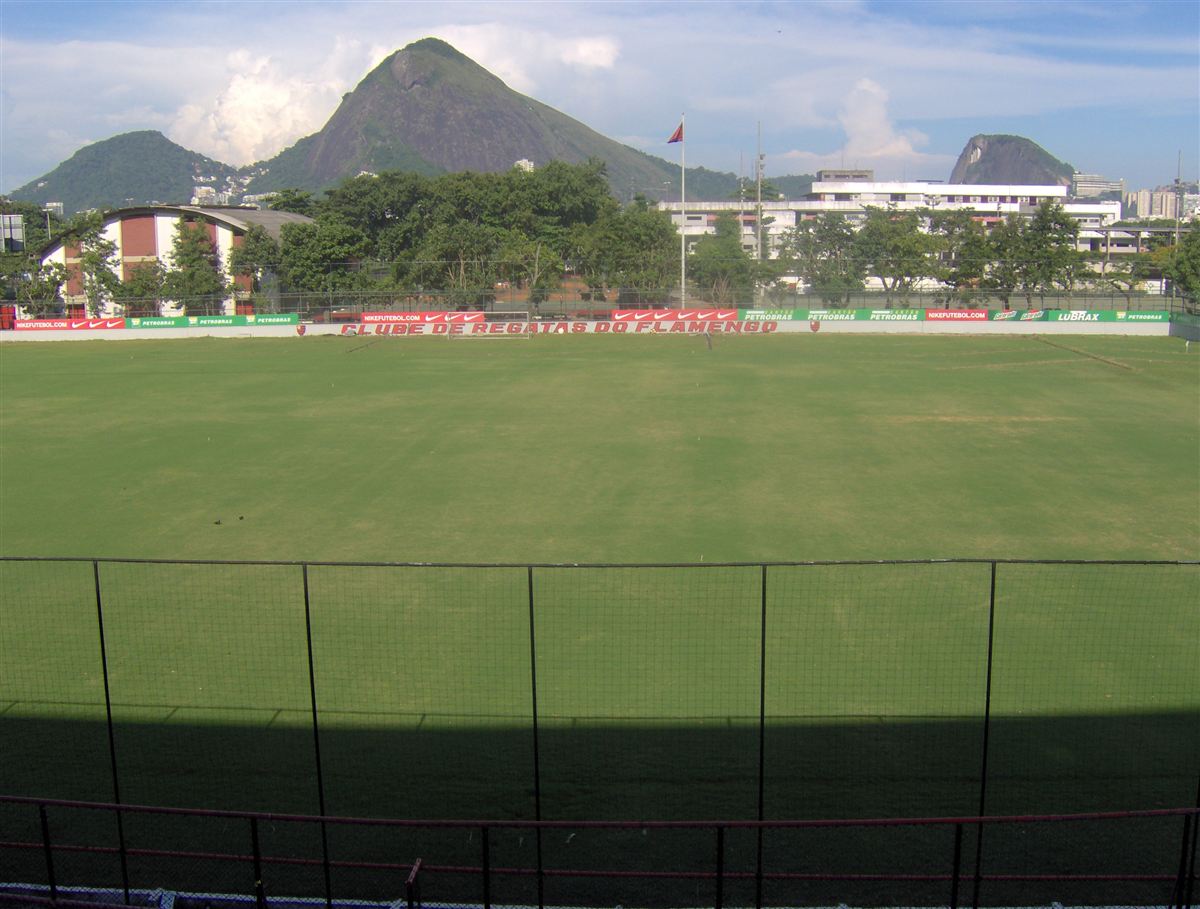 Campo da Gávea visto da arquibancada com montanhas ao fundo