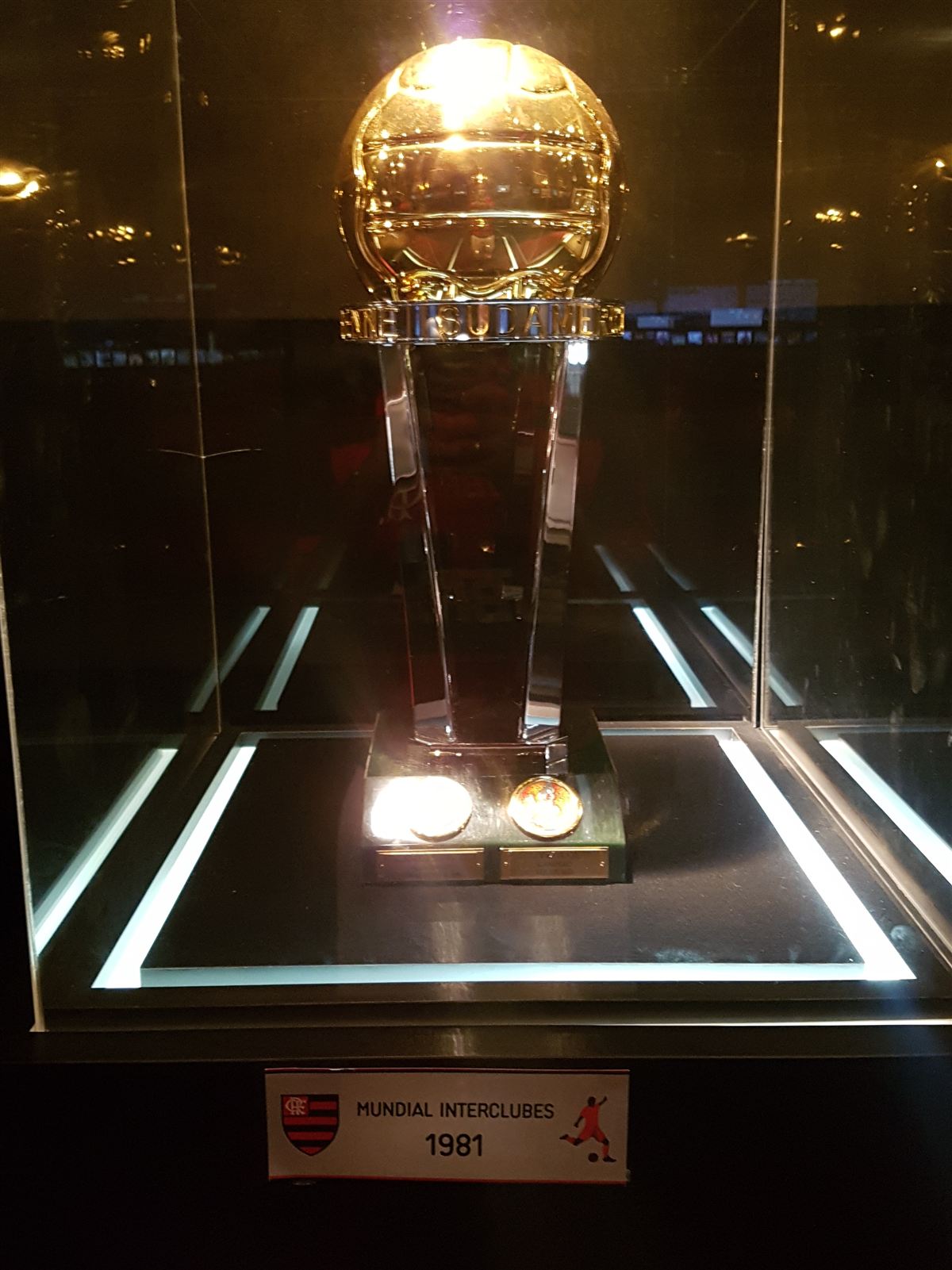 Troféu intercontinental conquistado pelo Flamengo em 1981 exposto na Gávea