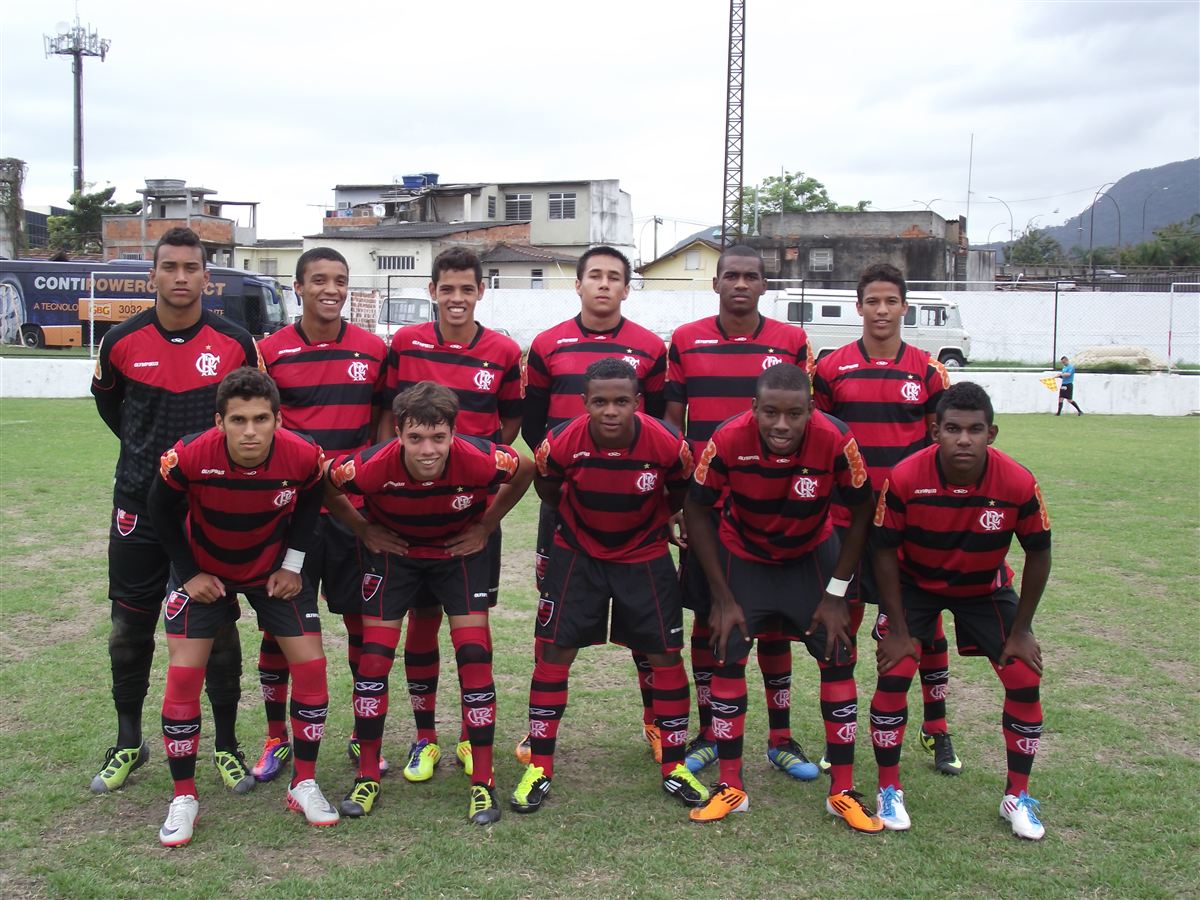 Equipe de juniores do Flamengo posa no campo antes de uma partida em 2011