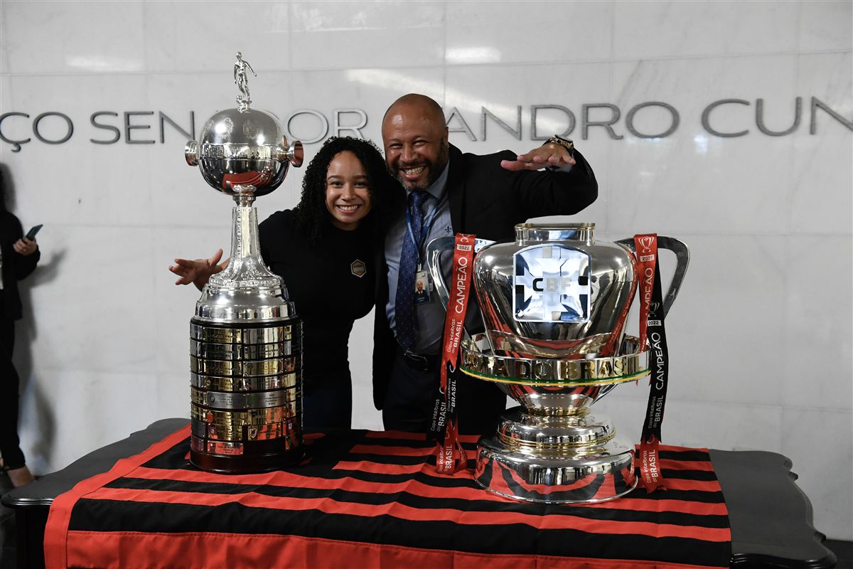 Taças da Libertadores e da Copa do Brasil de 2022 expostas no Senado, com visitantes