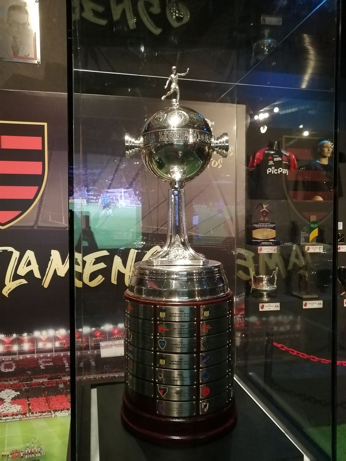 Troféu da Libertadores de 2019 conquistado pelo Flamengo em uma vitrine