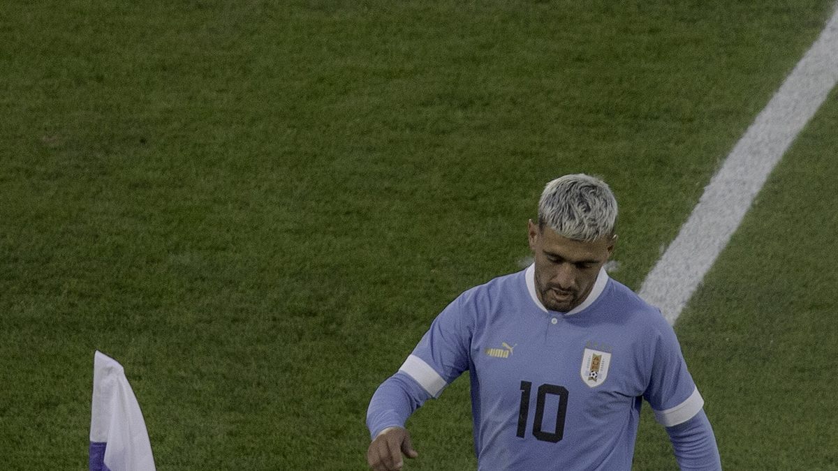 Arrascaeta caminha em campo com a camisa dez da seleção uruguaia