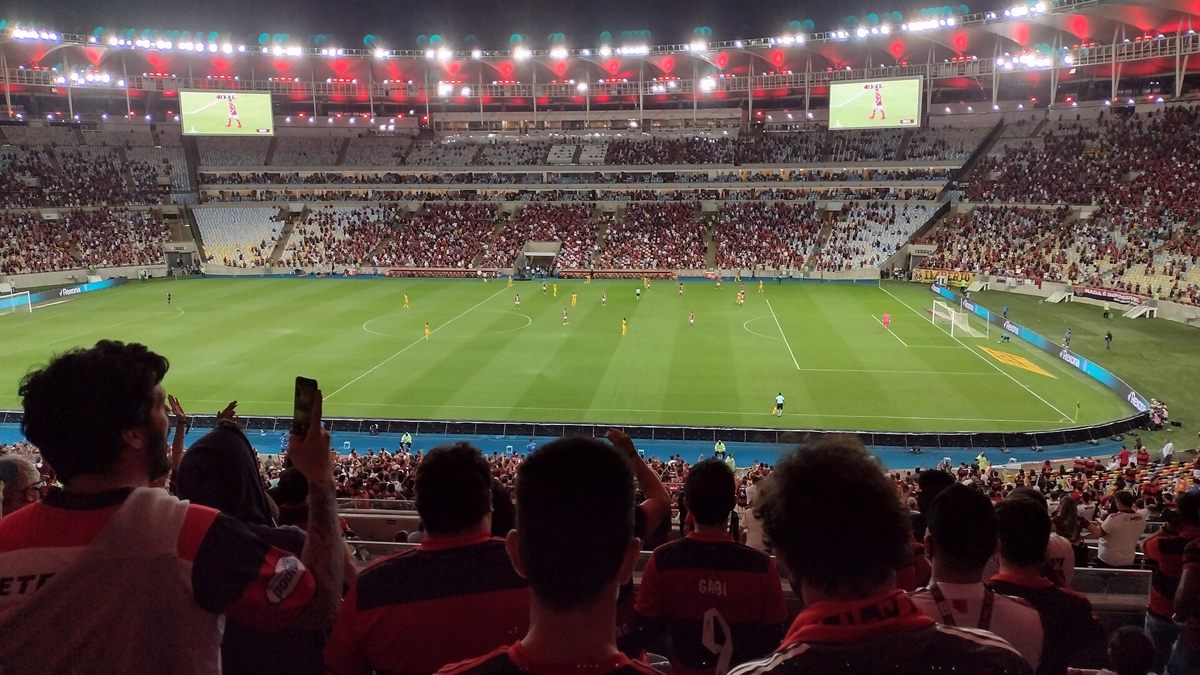 Jogo do Flamengo no Maracanã visto das arquibancadas
