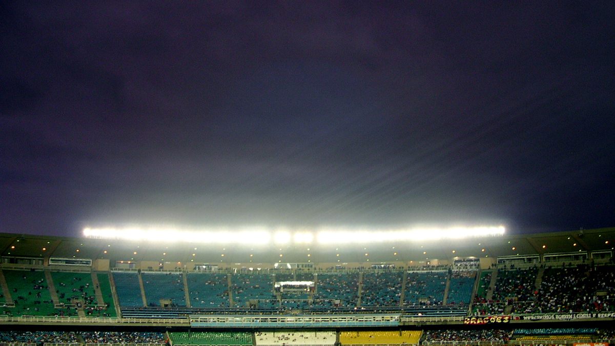Arquibancadas do Maracanã iluminadas durante uma partida noturna
