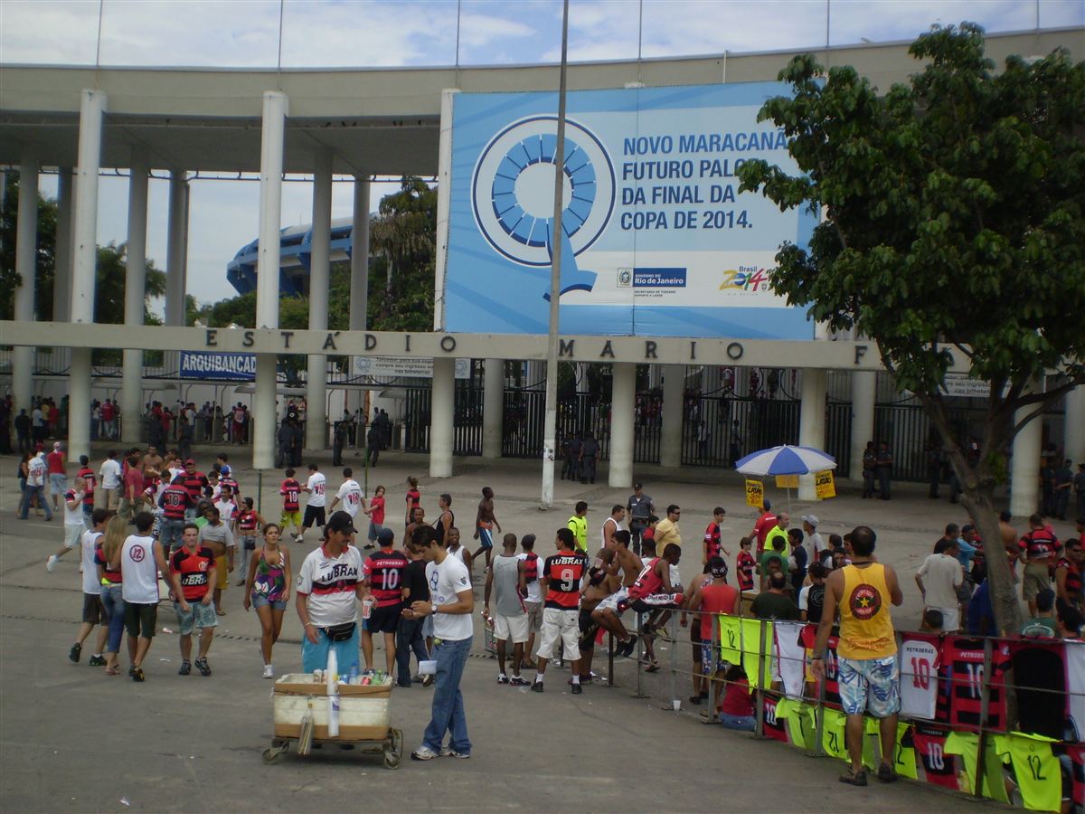 Torcedores diante da entrada do Maracanã em fotografia de arquivo