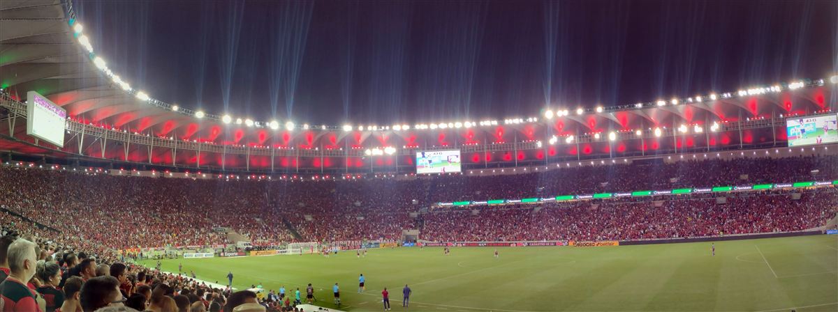 Maracanã iluminado à noite, visto da arquibancada