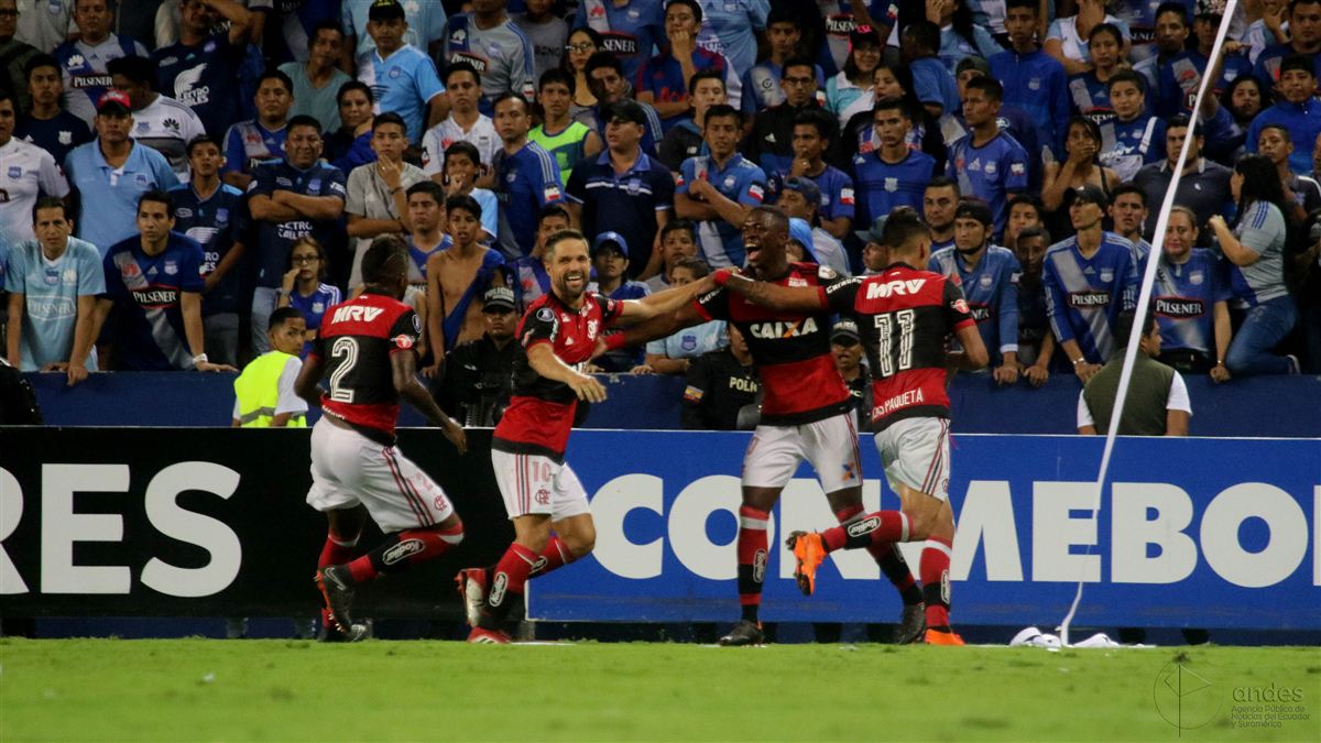 Jogadores do Flamengo comemoram em partida contra o Emelec no Equador