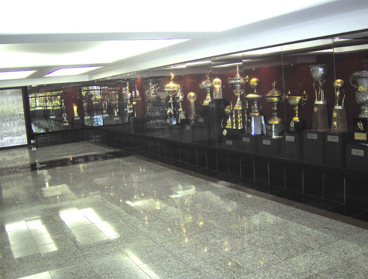 Troféus expostos em vitrines na sede do Flamengo na Gávea