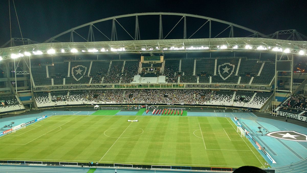 Gramado iluminado e arquibancadas do Estádio Nilton Santos antes de uma partida