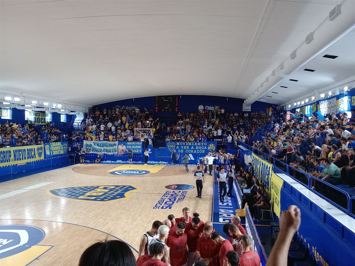 Quadra e arquibancadas durante uma partida de basquete entre Boca Juniors e Flamengo