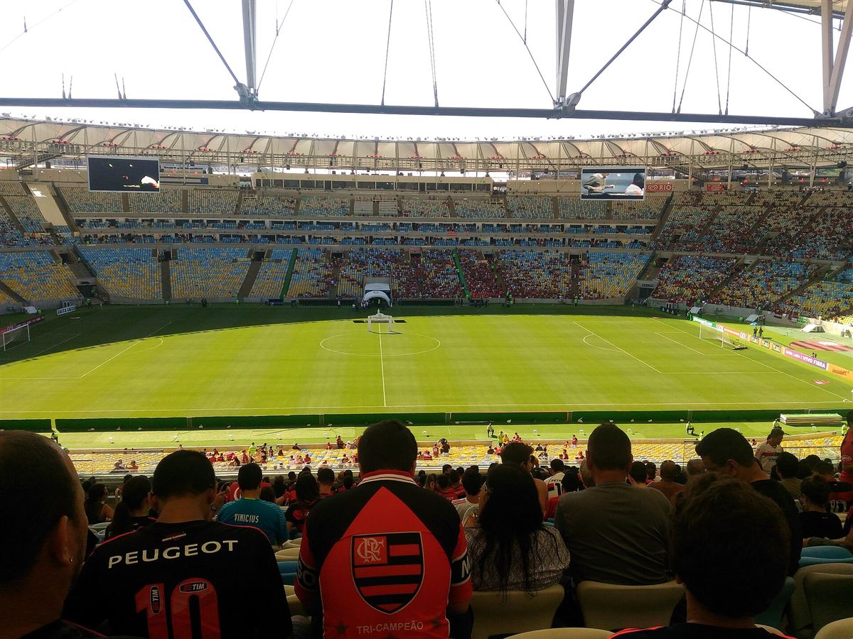 Arquibancada e gramado do Maracanã durante um jogo do Flamengo
