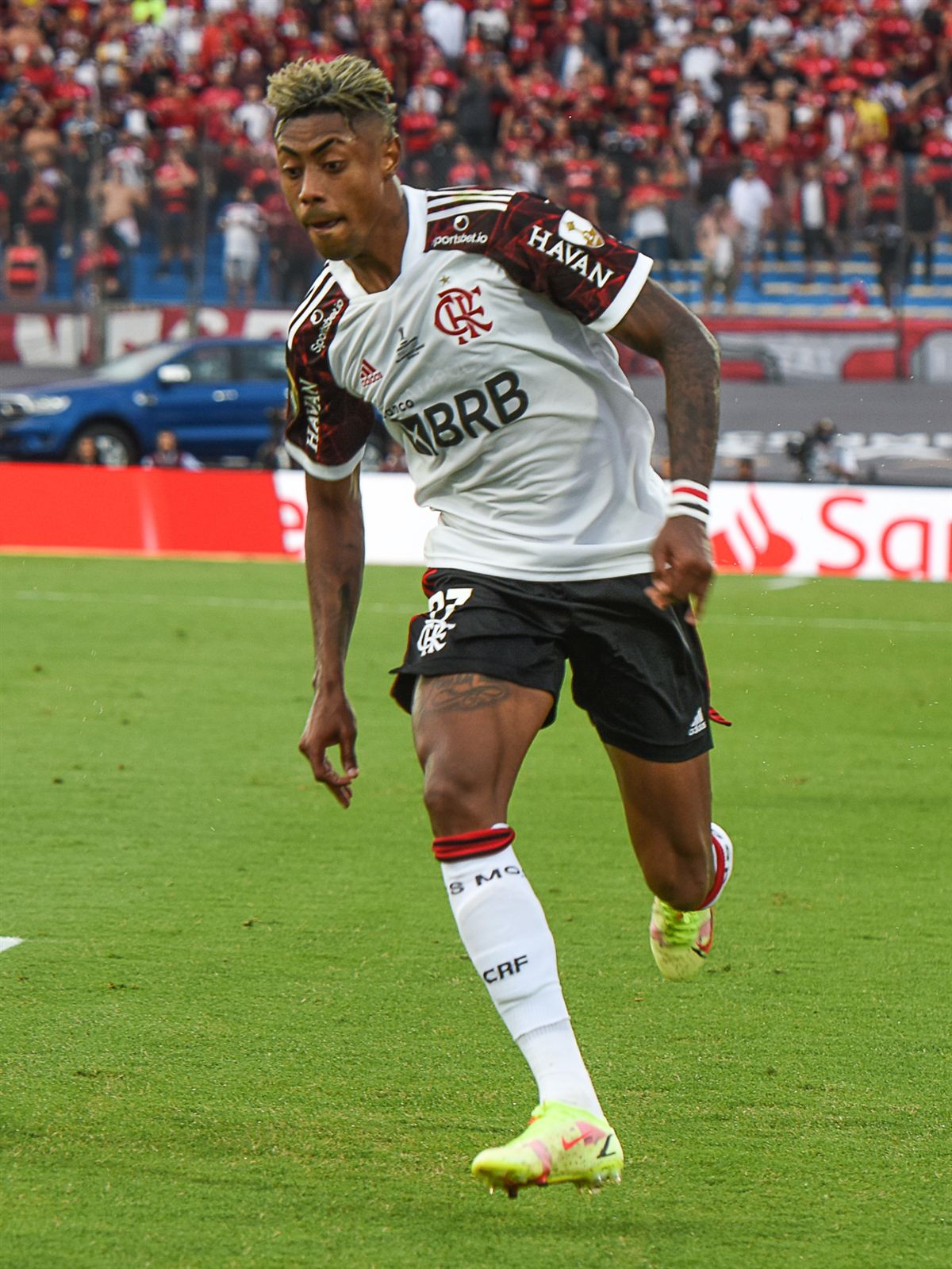 Bruno Henrique corre com a camisa do Flamengo em partida de 2021