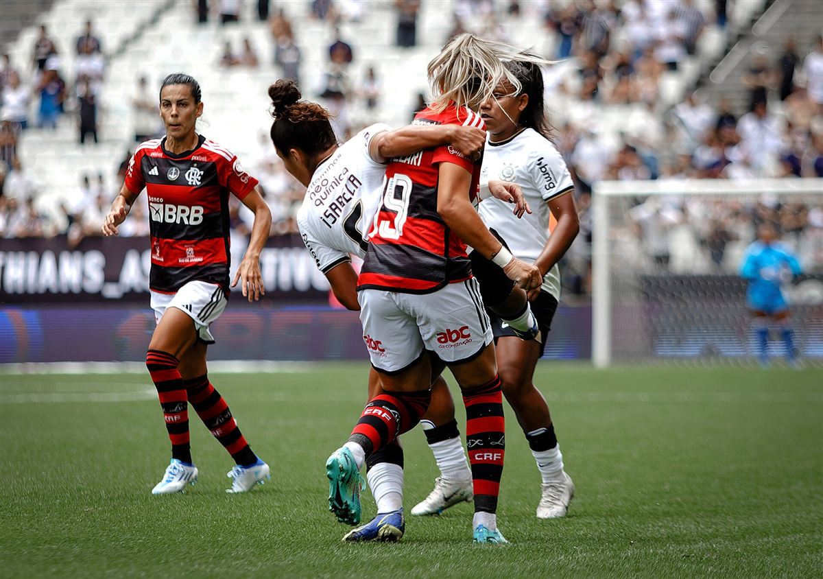 Atletas do Flamengo e do Corinthians em disputa de bola no futebol feminino de 2023
