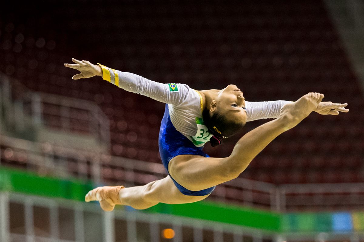 Flávia Saraiva executa salto na trave em competição de ginástica artística