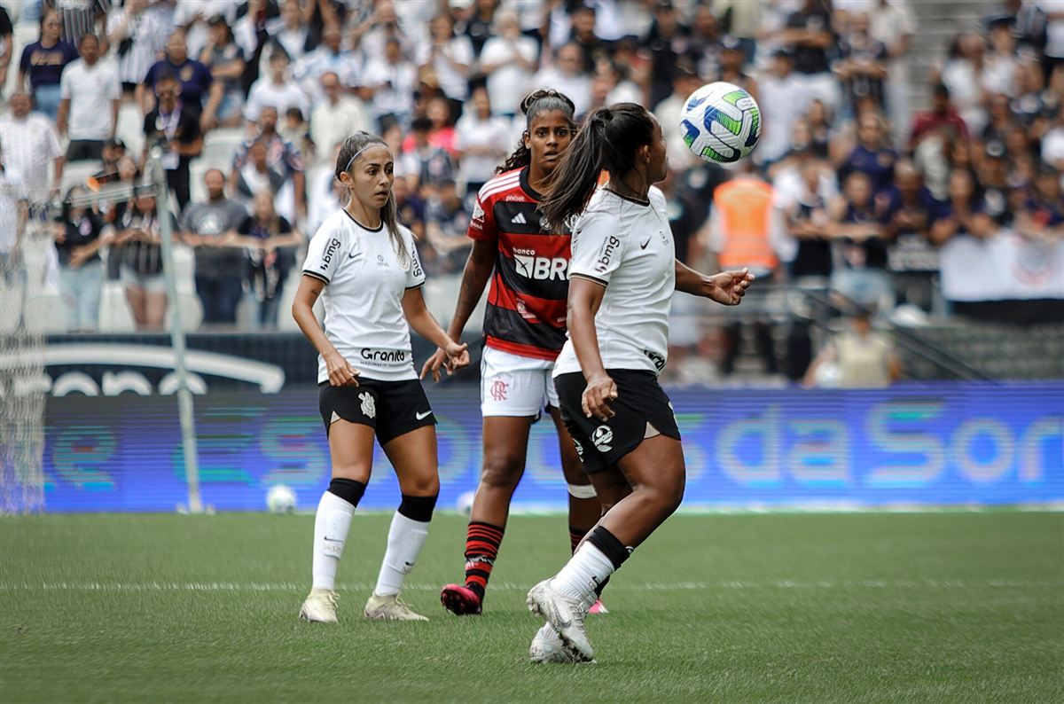 Jogadoras do Flamengo disputam a bola contra o Corinthians em partida feminina de 2023