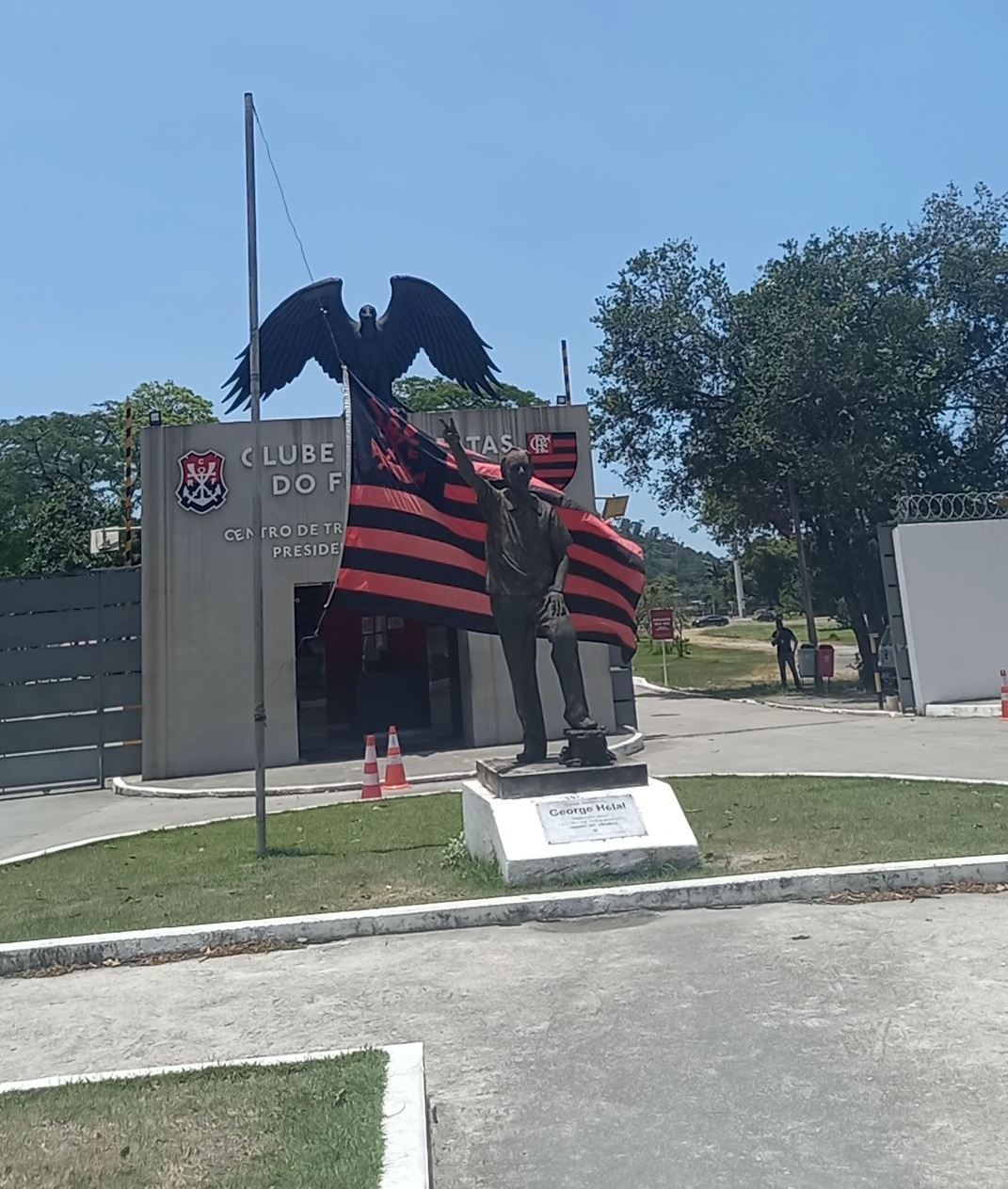 Entrada do Ninho do Urubu com bandeiras rubro-negras