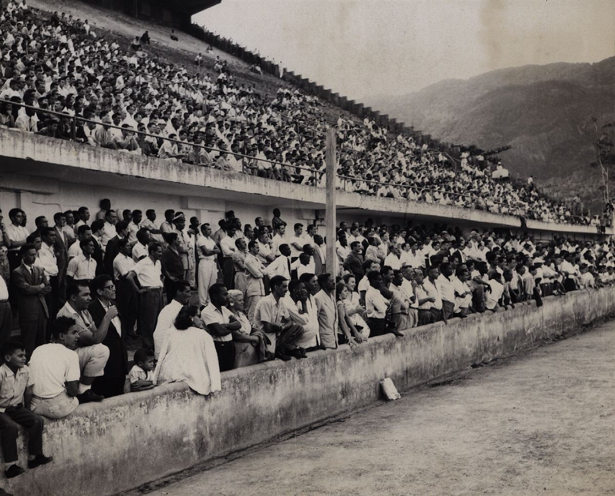 Torcedores na arquibancada acompanham treino do Flamengo em fotografia histórica