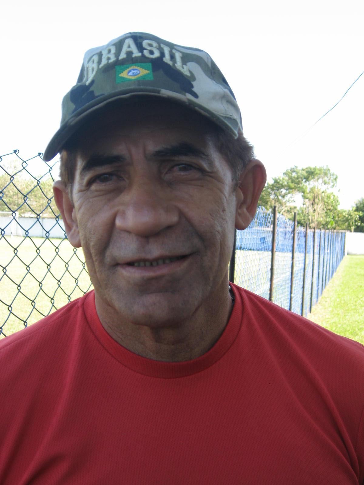 Nunes de camisa vermelha e boné, em retrato depois da carreira de jogador
