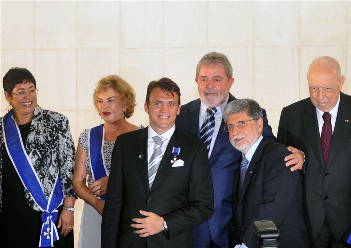 Petkovic com a medalha da Ordem do Rio Branco em cerimônia com autoridades