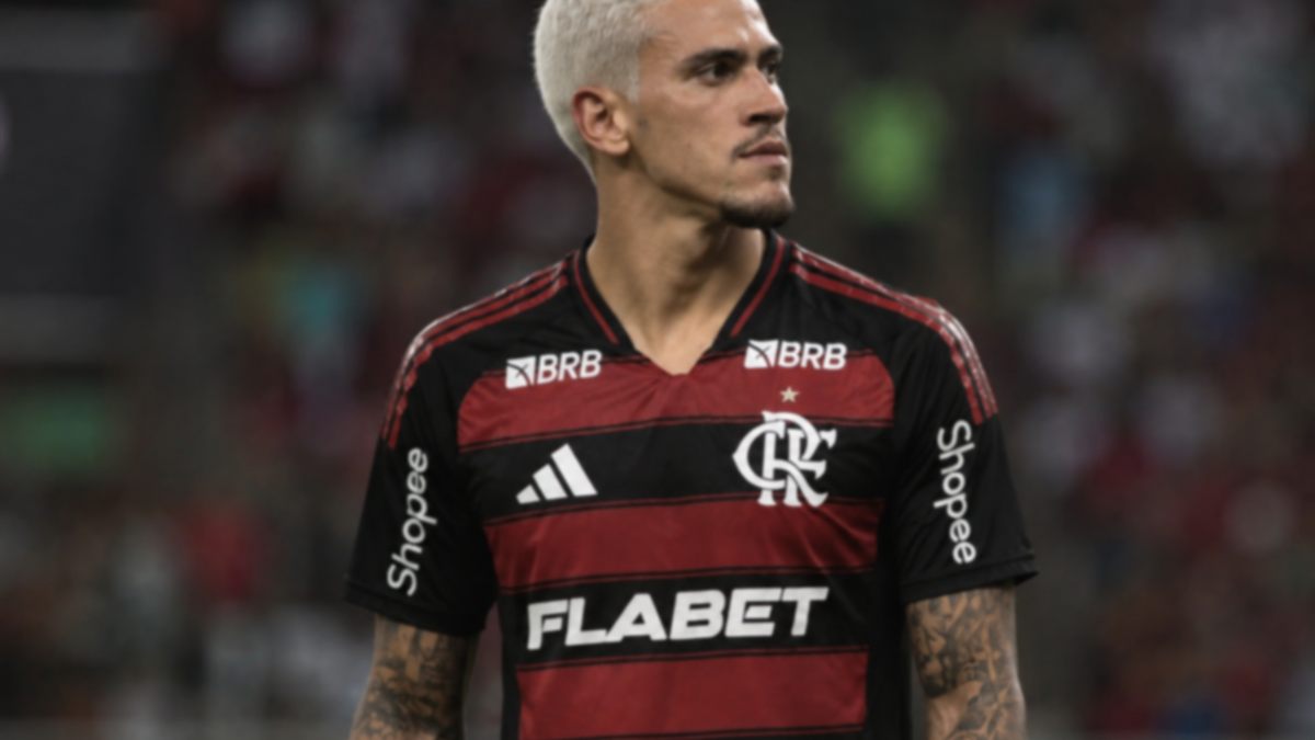 Pedro em campo com a camisa do Flamengo durante jogo da Libertadores de 2025