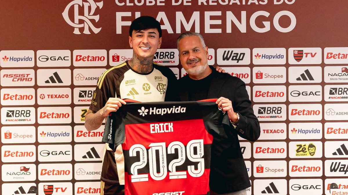 Erick Pulgar exibe camisa do Flamengo com o ano de 2029 em evento oficial