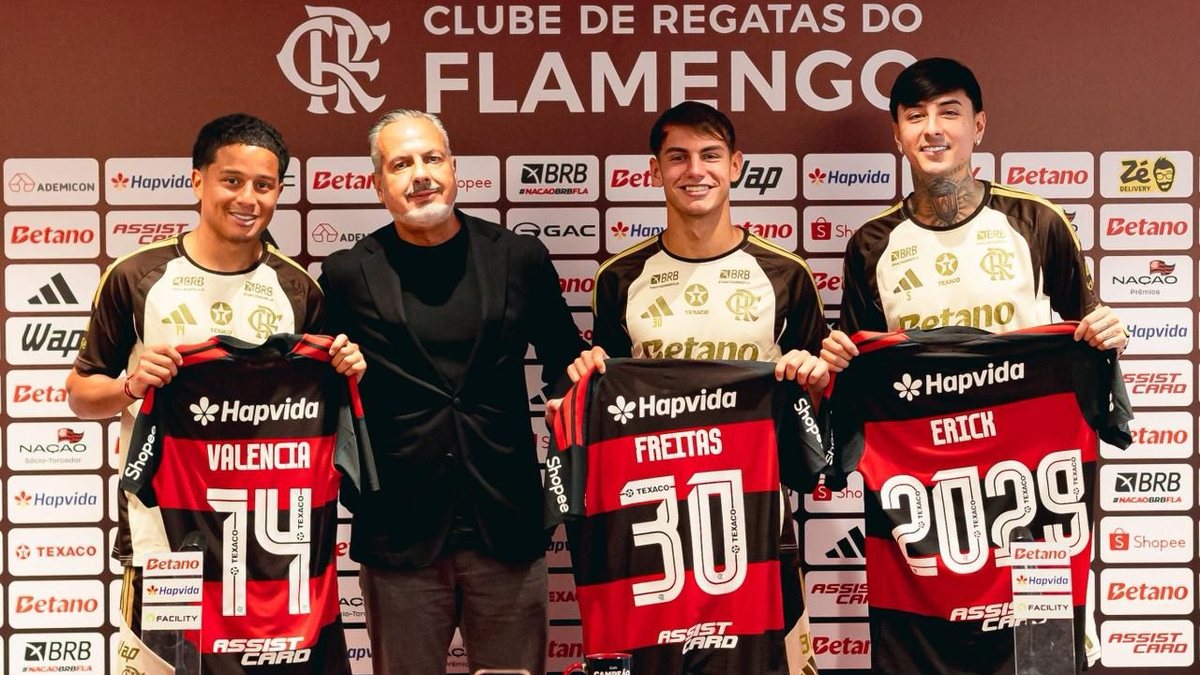 Anthony Valencia e Joaquín Freitas exibem camisas do Flamengo na apresentação oficial