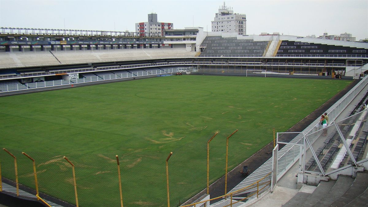 Gramado e arquibancadas da Vila Belmiro vistos do interior do estádio