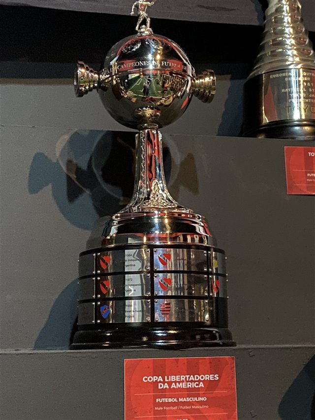 Troféu da Libertadores conquistado pelo Flamengo em 1981, em fotografia de acervo de 2022
