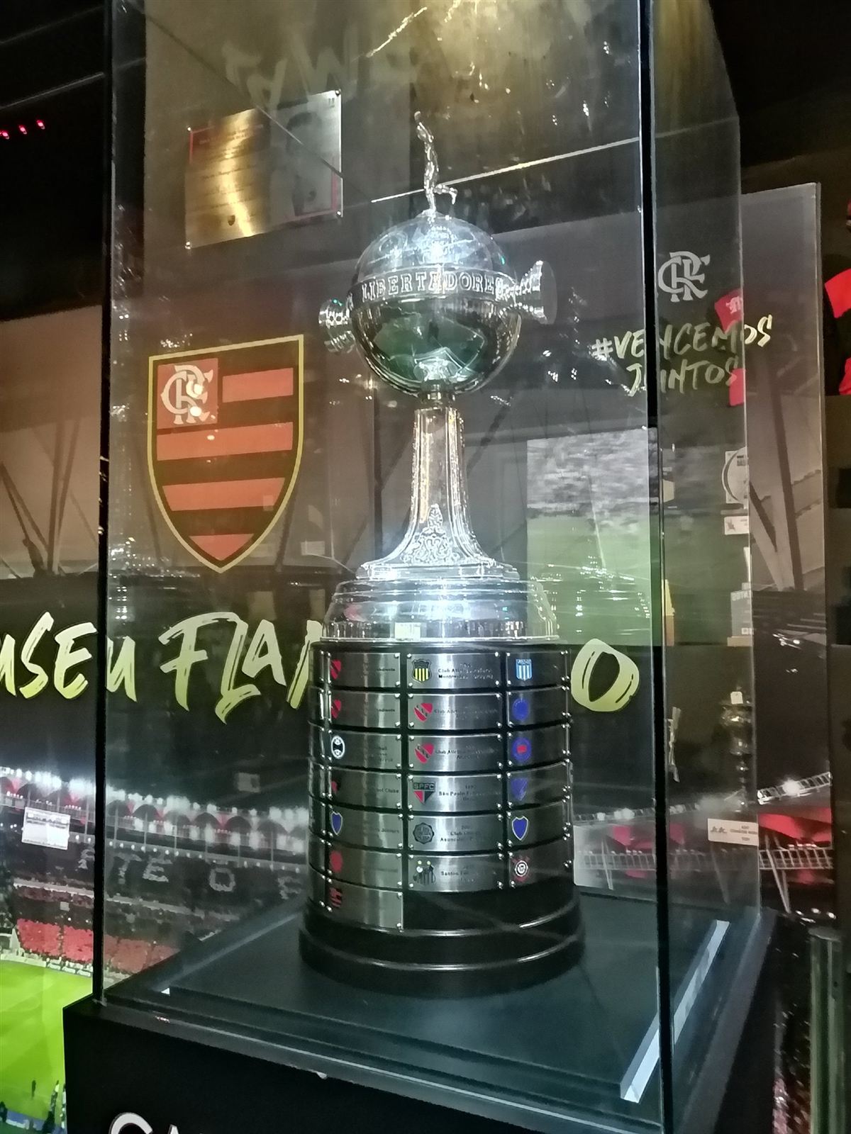 Troféu da Libertadores de 2019 em exposição no acervo do Flamengo