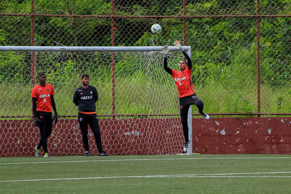 Goleiros do Flamengo em treinamento em Itapevi, com defesa junto à trave e companheiros observando
