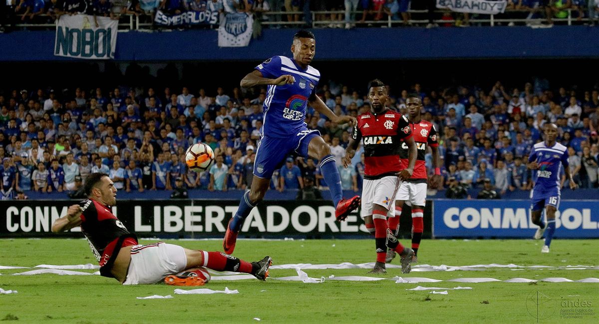 Jogadores do Flamengo disputam a bola com atletas do Emelec no Equador em 2018