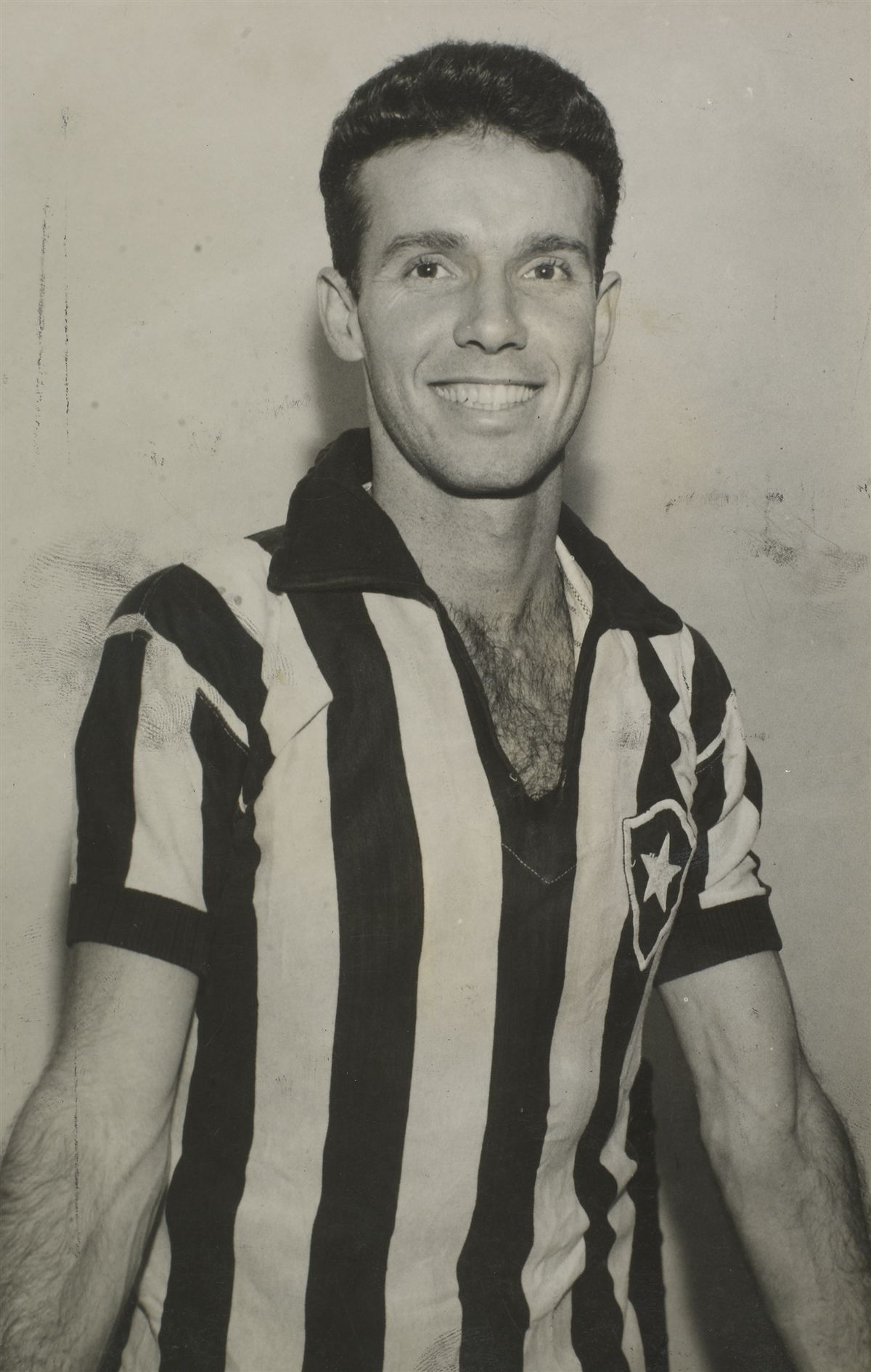 Retrato de Zagallo jovem, vestindo a camisa listrada do Botafogo