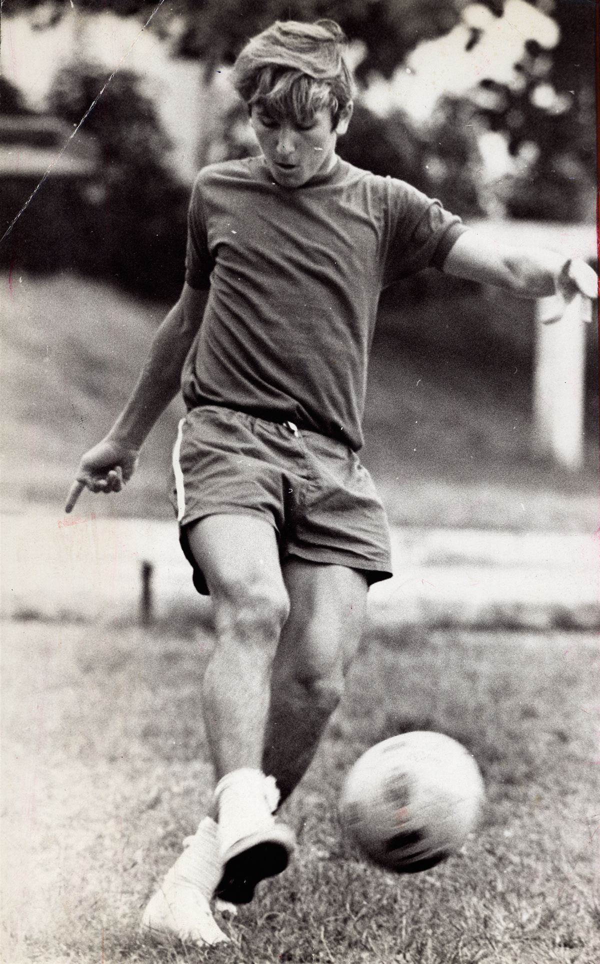 Zico ainda jovem conduz a bola em fotografia em preto e branco de 1971